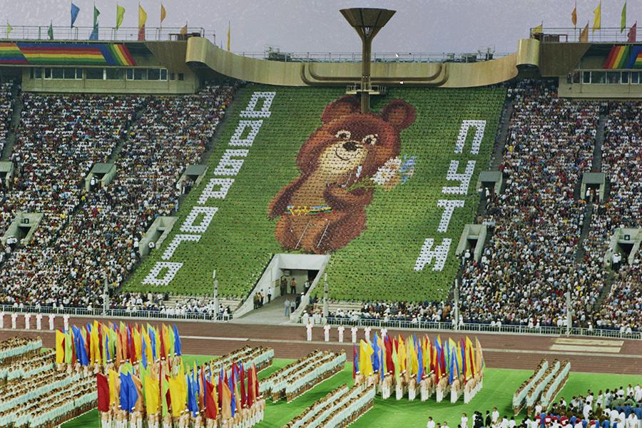 Церемония закрытия XXII летних Олимпийских игр на Большой спортивной арене Центрального стадиона имени В.И. Ленина в Москве, 3 августа 1980 года