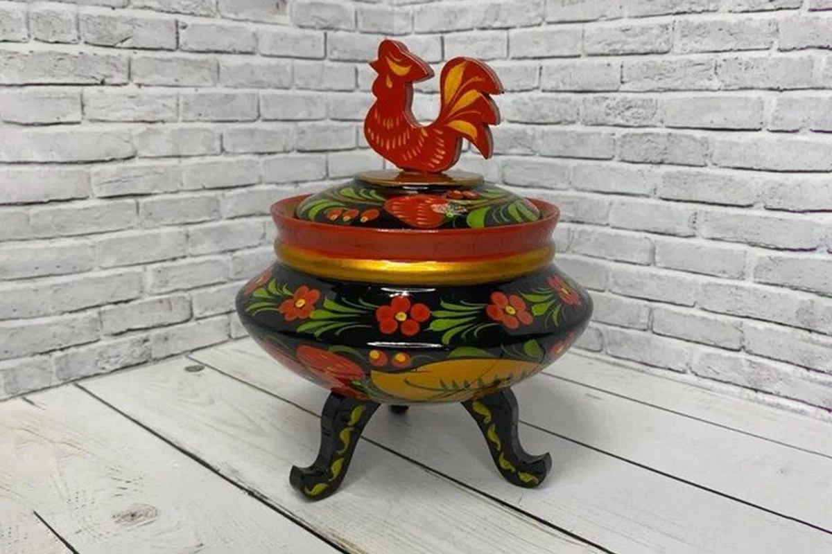 Есть и необычные варианты — с фигуркой петушка на крышке