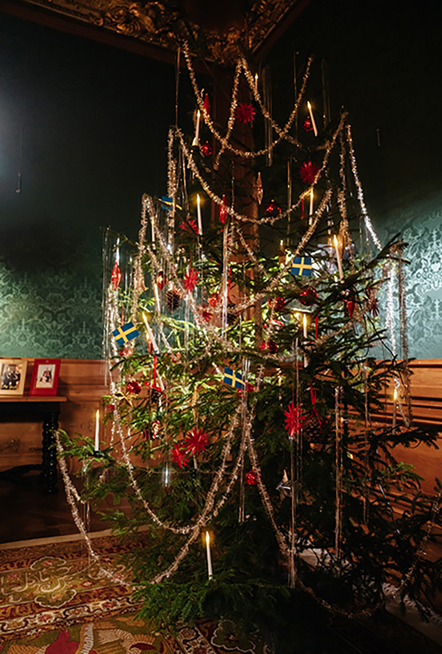 Праздничная ель во время записи рождественской речи короля Швеции&nbsp;Карла XVI Густава.