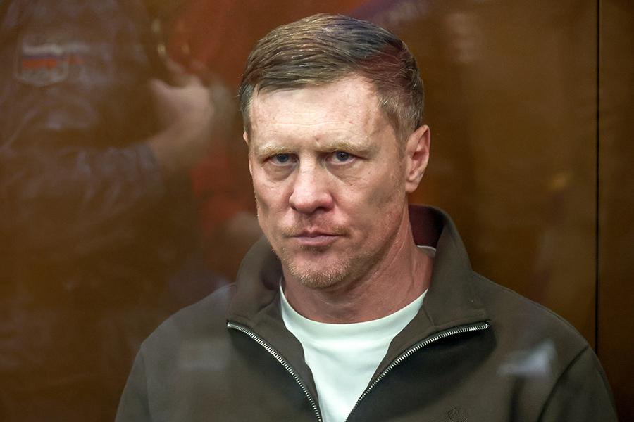 В конце января в Москве был задержан бывший вице-президент Российского футбольного союза, гендиректор букмекерской компании &laquo;Фонбет&raquo; (этот пост он покинул в день задержания) Сергей Анохин. Следственный комитет сообщал, что он пытался через посредников передать взятку в размере 60 млн руб., чтобы блокировать процесс передачи следователям &laquo;результатов оперативно-разыскной деятельности органов ФСБ, связанных с хищением бюджетных денежных средств на его предыдущем месте работы&raquo;. По данным РБК, речь шла о работе Анохина в клубе &laquo;Химки&raquo;, которым&nbsp;он руководил в 2020&ndash;2021 годах.

Попав&nbsp;под следствие,&nbsp;Анохин попросил дать ему заключить контракт с Минобороны и отправиться в зону военной операции, но получил отказ.