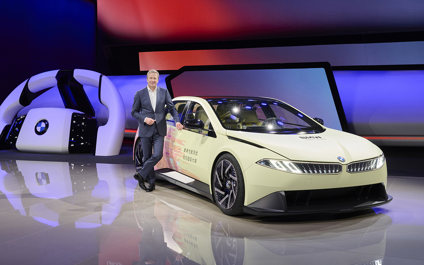 Оливер Ципсе на Шанхайском автосалоне-2025