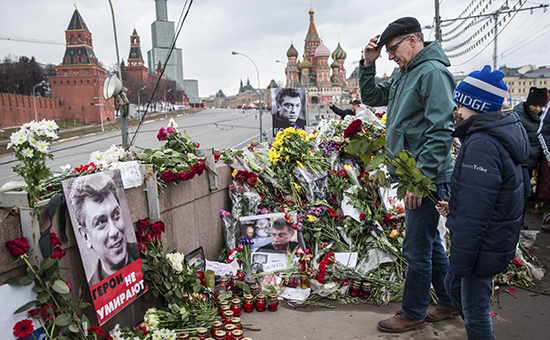 Место убийства Бориса Немцова на Большом Москворецком мосту на девятый день после трагедии