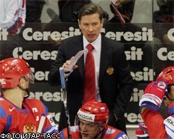 Тренер хоккейной сборной РФ отказывается от отставки, ссылаясь на поддержку В.Путина