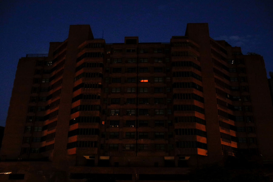 О почти полном восстановлении электроснабжения в Каракасе заявили лишь 12 марта. По данным парламента, за время блэкаута погибли более 20 человек. Проблемы с энергоснабжением в Венесуэле наблюдаются не впервые: ранее сообщалось, что с ноября из-за отключений электричества в больницах умерли 79 человек
