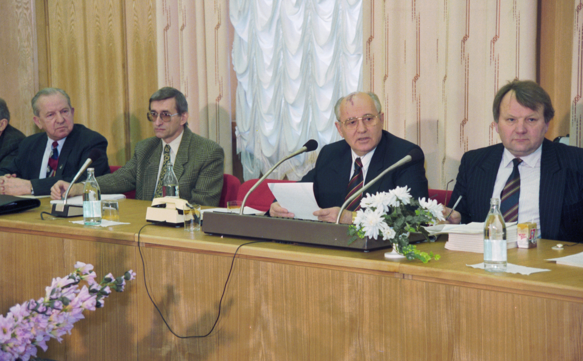 Михаил Горбачев (второй справа) на пресс-конференции ​&laquo;Перестройка, замысел, воплощение, уроки&raquo;. Апрель 1995 года