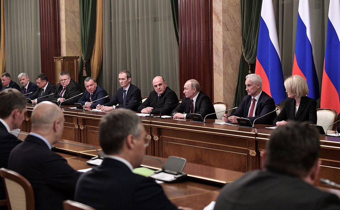 Владимир Путин во время встречи с членами правительства РФ