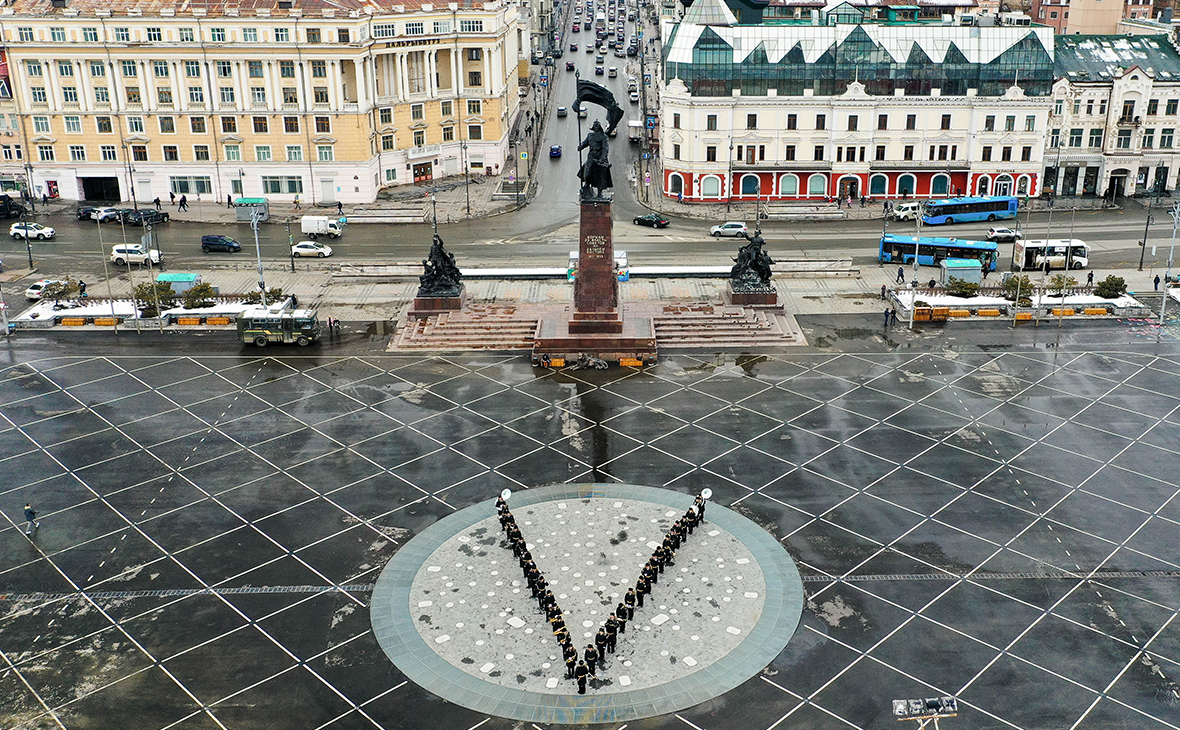 Флешмоб в поддержку российских военнослужащих во Владивостоке