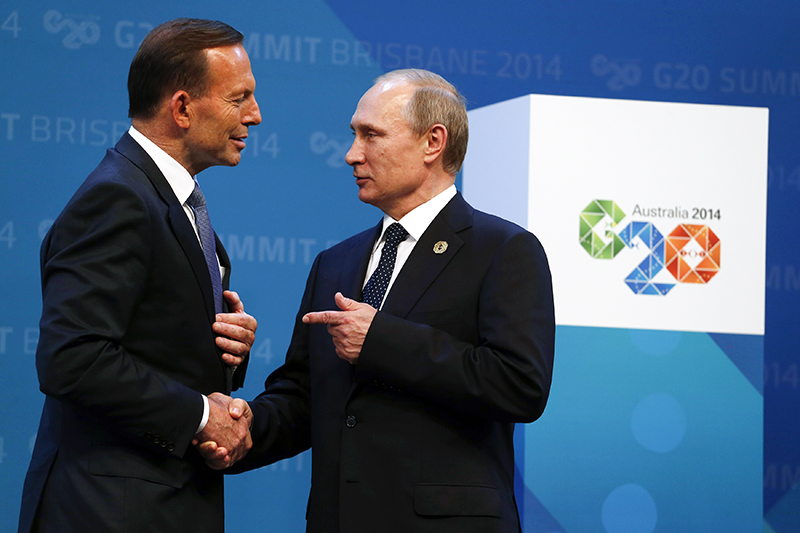 Премьер-министр Австралии Тони Эббот жмет руку президенту России Владимиру Путину во время официальной церемонии встречи гостей саммита G20.