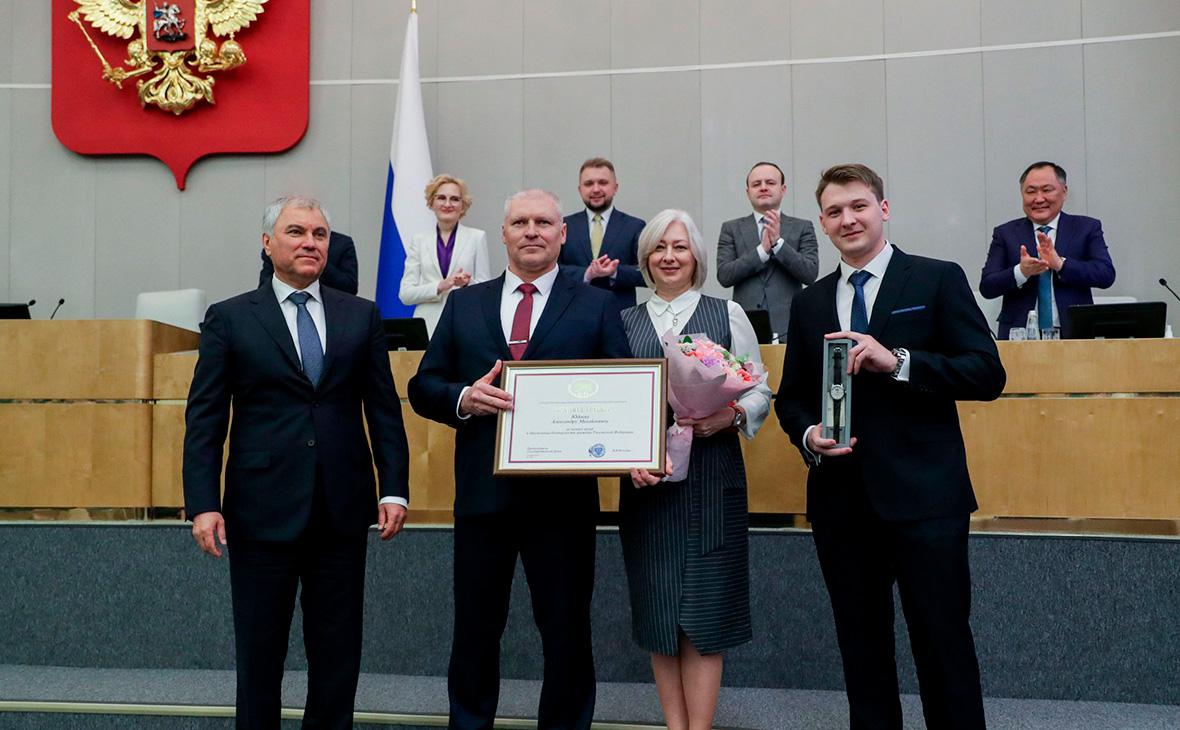 Вячеслав Володин награждает&nbsp;Александра&nbsp;Юдаева (второй слева) в Государственной Думе, 18 марта 2025 года