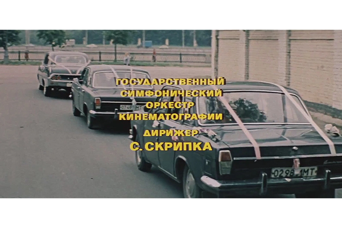 Кадр из фильма «Одиноким предоставляется общежитие»