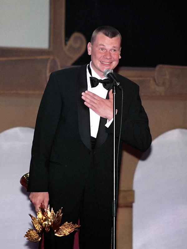 Владислав Галкин во время торжественной церемонии вручения ежегодной российской премии «Ника» за 2001 год в номинации «Открытие года»