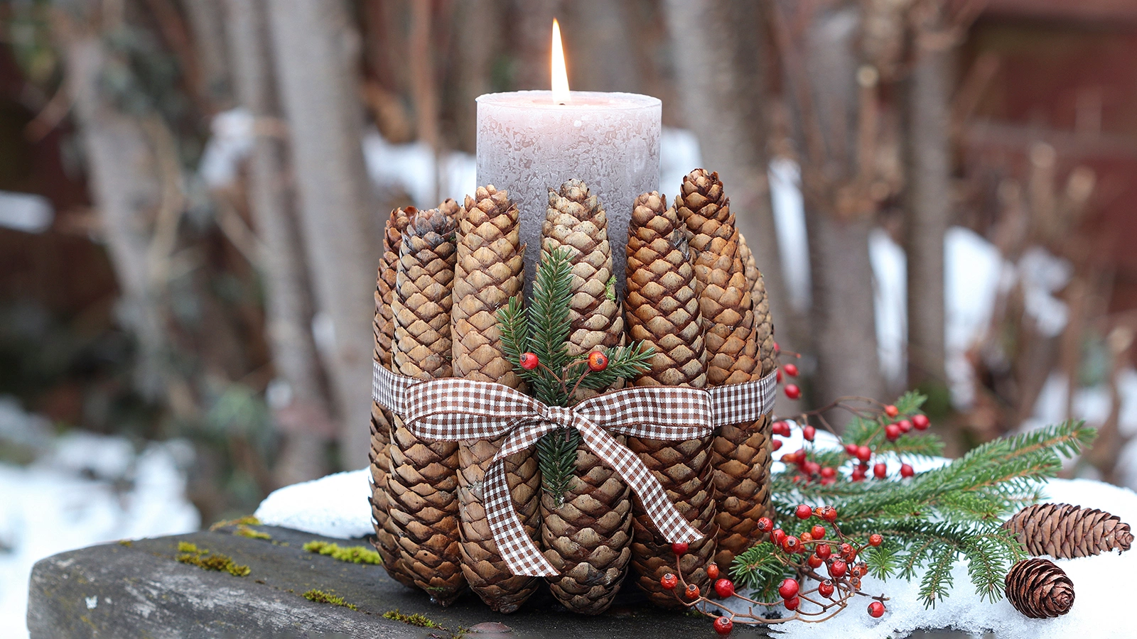 Новогодний подсвечник из шишек