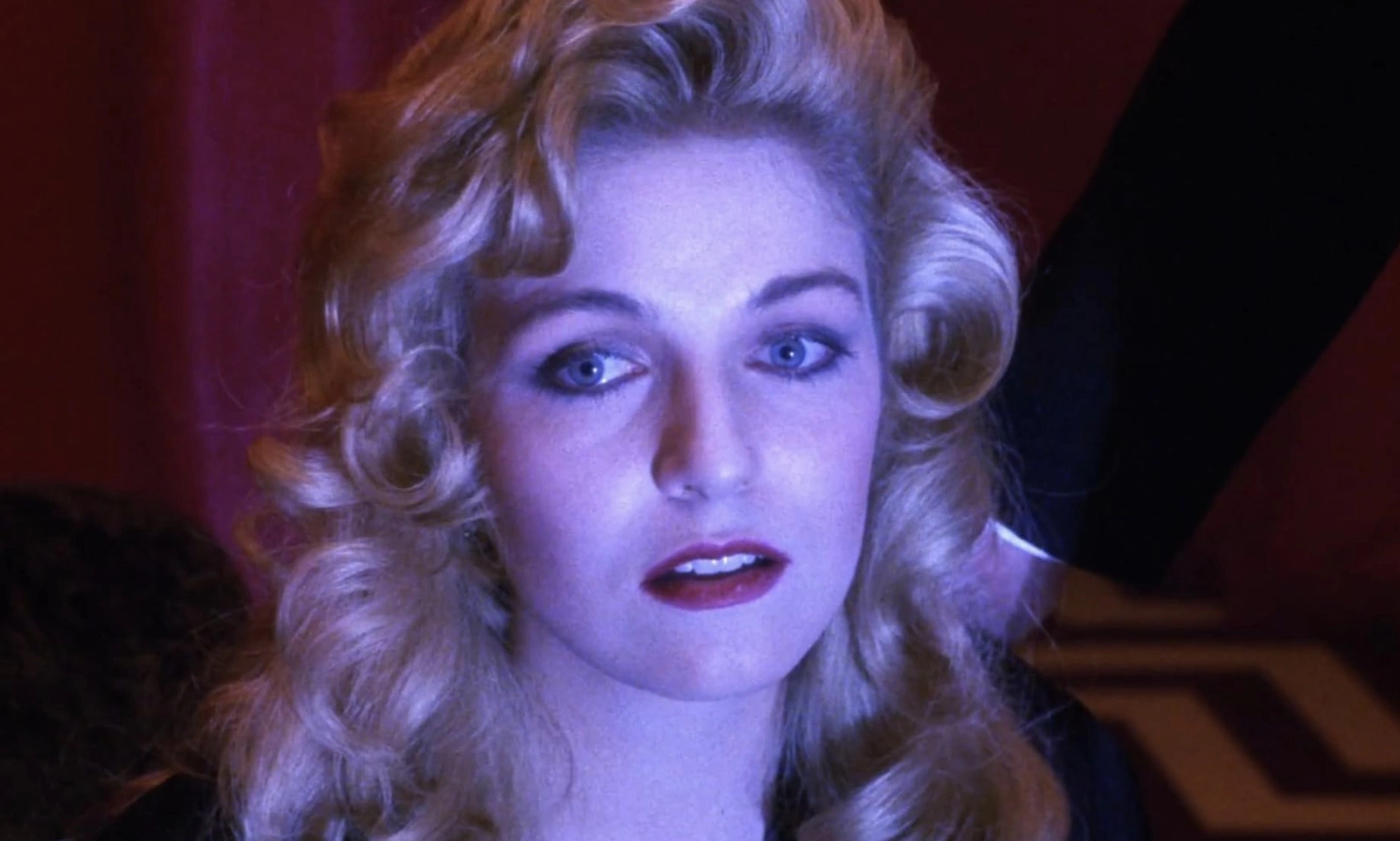 Дэвид Линч хотел снять приквел «Твин Пикса», потому что был влюблен в персонажа Лору Палмер и ее противоречия: «сияющая снаружи, но умирающая внутри». Кадр из фильма «Твин Пикс: Сквозь огонь»