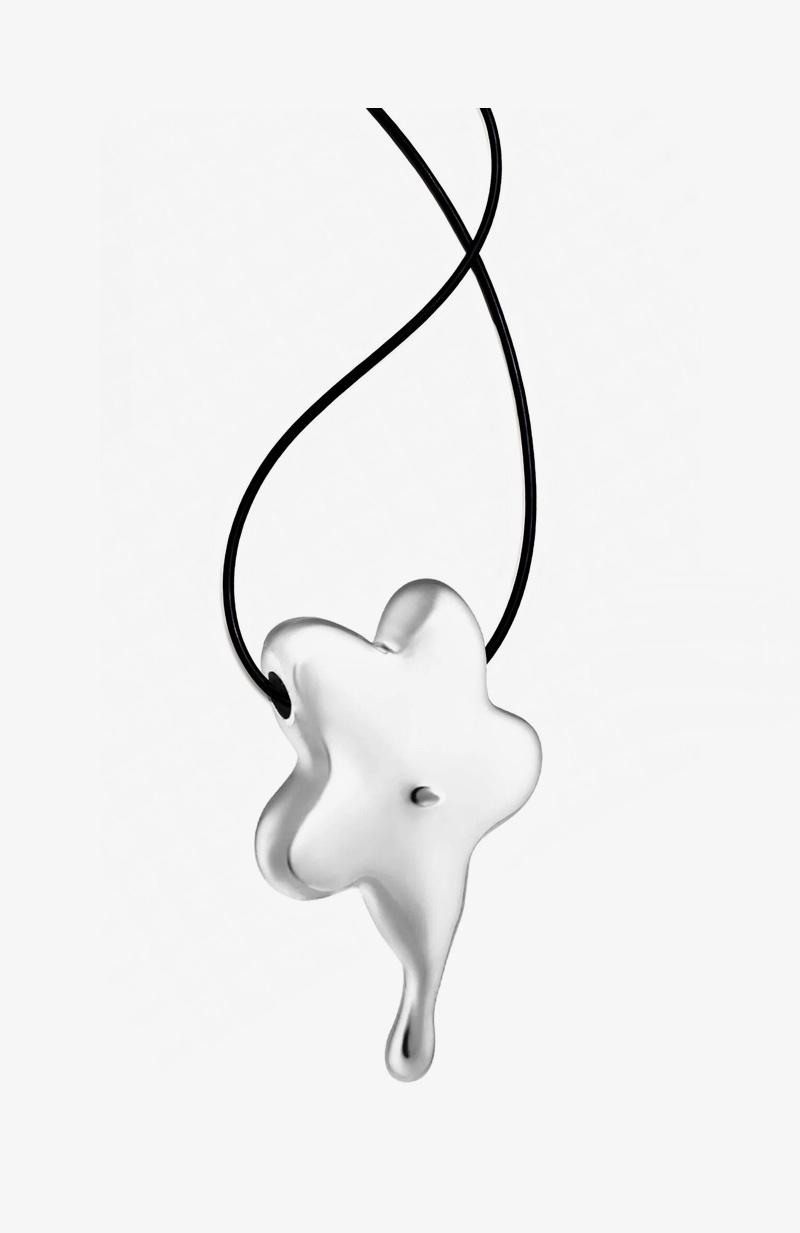 Подвеска-цветок Qari Qris x Маша Егорова, 10 900 руб. (qariqris.com)