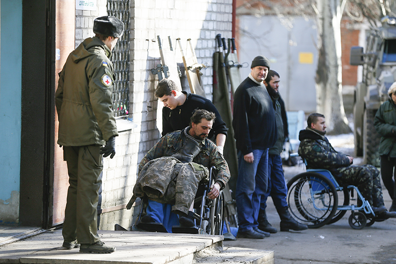 Раненого украинского солдата доставляют в больницу Артемовска.
