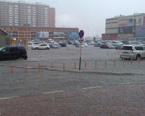 В Краснодаре ливень затопил ТРЦ "Красная площадь"