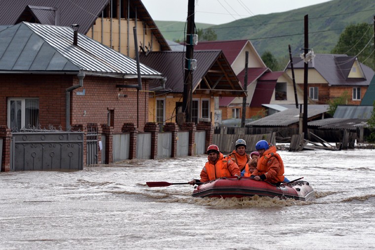 Спасатели эвакуируют местных жителей в селе Майма, затопленном вышедшей из берегов рекой Катунь. 