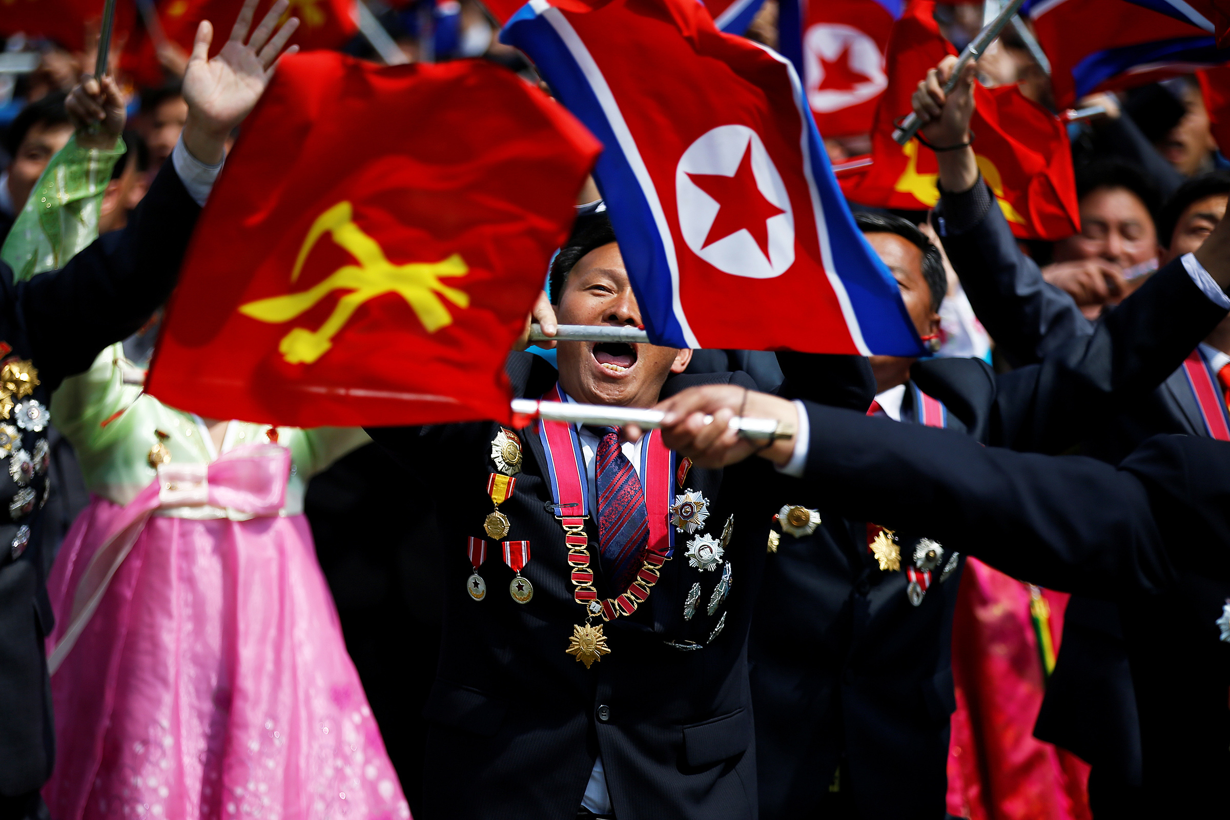 Несколько сотен тысяч человек собираются на центральной площади Пхеньяна с цветами и транспарантами и желают своему лидеру долгих лет жизни.