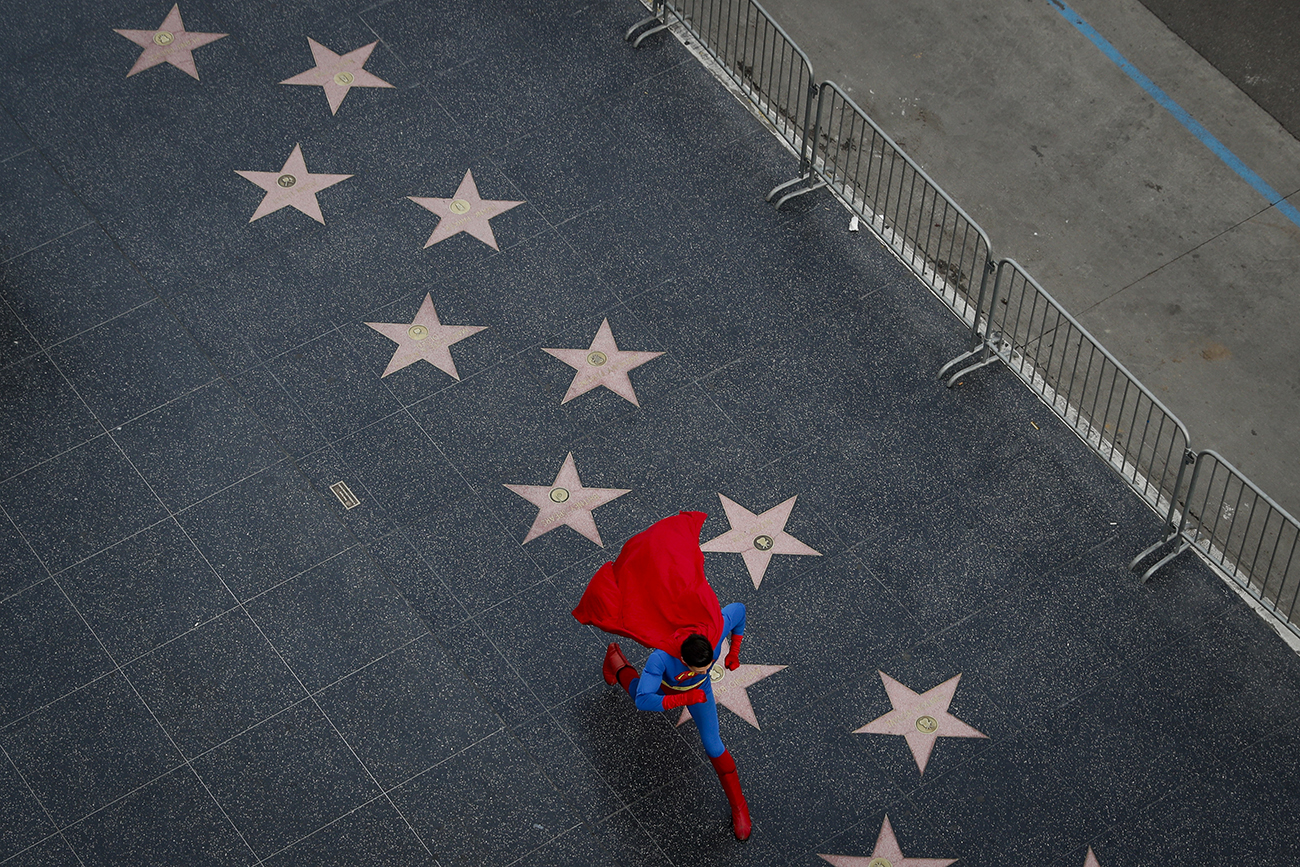 Украинец Толя Штапенко в костюме Супермена бежит по аллее славы в Голливуде, Лос-Анджелес