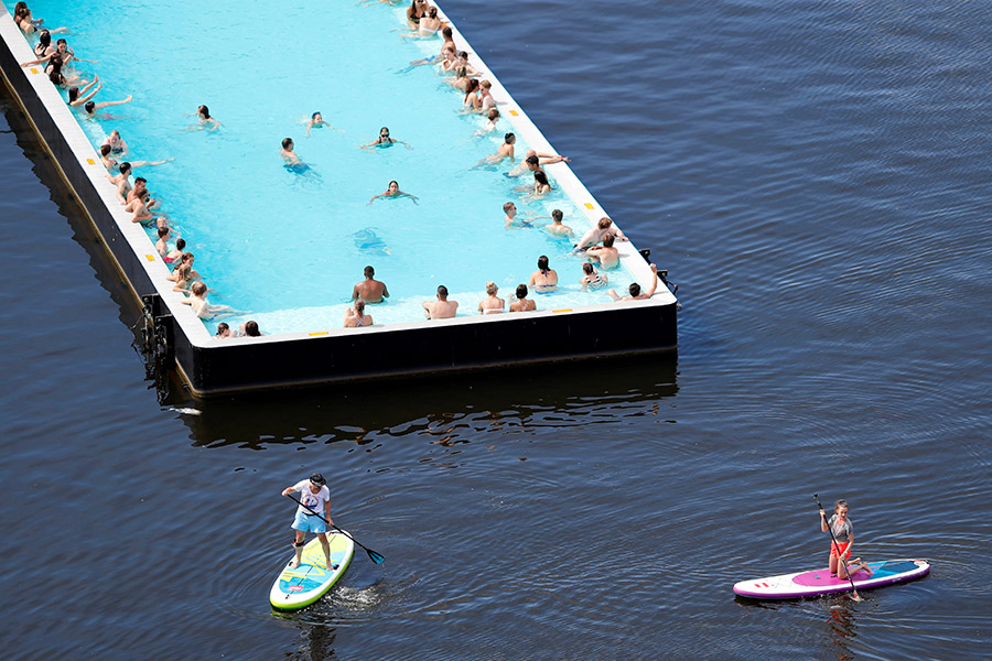 Плавучий общественный бассейн ​Badeschiff в Берлине, Германия. По прогнозам, температура воздуха 25 июля достигнет 35 градусов по Цельсию и 32 градусов&nbsp;&mdash; 26 июля