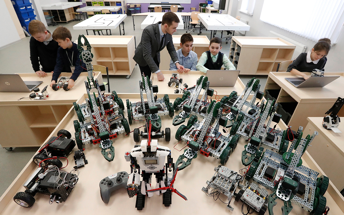 Робототехнику и киберспорт предложили включить в список «уроков будущего»