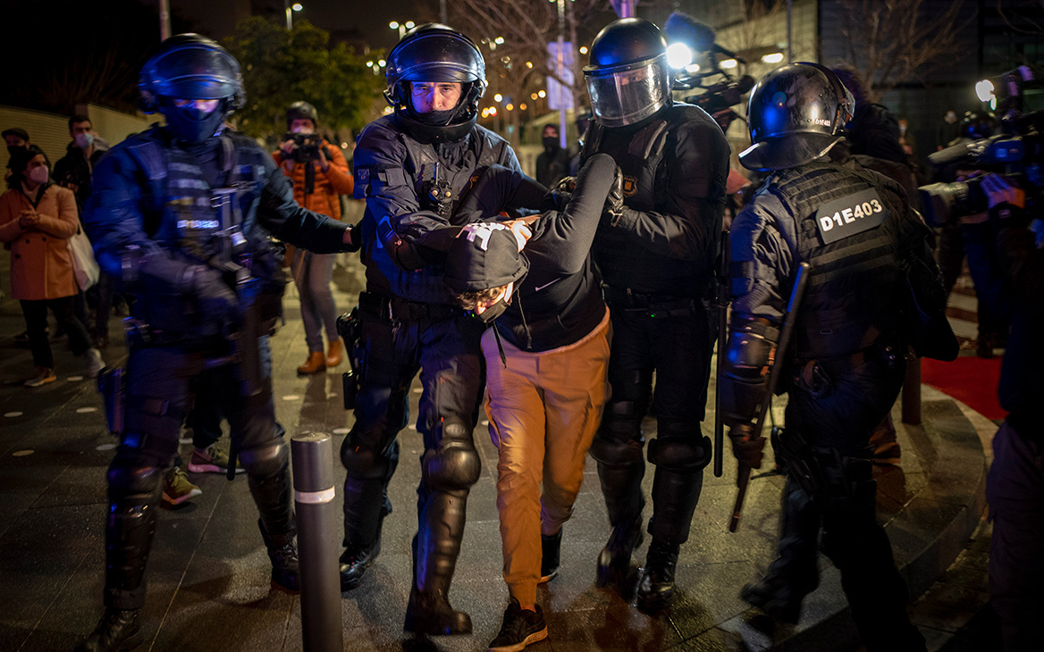 Полиция задержала 15 человек в ходе акций протеста в Каталонии