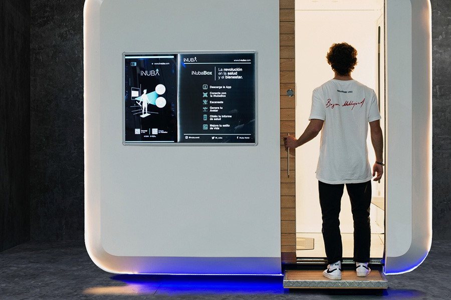 Испанская компания iNuba показывала 3D-сканер тела iNubaBox. Внешне он напоминает фотобудку и в первую очередь предназначен для поддержания здоровья и физической формы: устройство проводит термографический и биоимпедансный анализ (анализ состава тела) и с помощью искусственного интеллекта дает пользователям советы по упражнениям и улучшению физической формы. Однако с его помощью также можно создать 3D-цифровую копию человека для виртуальной реальности