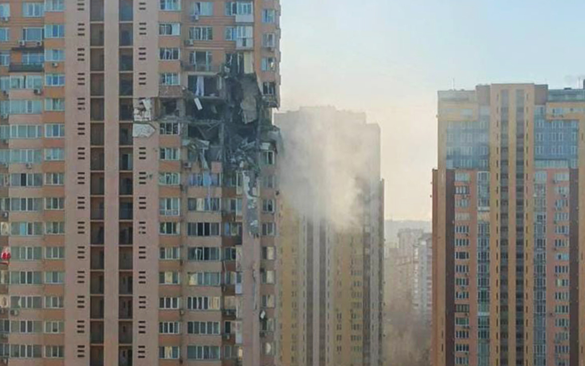 Появились новые фото разрушенного обстрелом дома в Киеве. Сообщается о десяти пострадавших