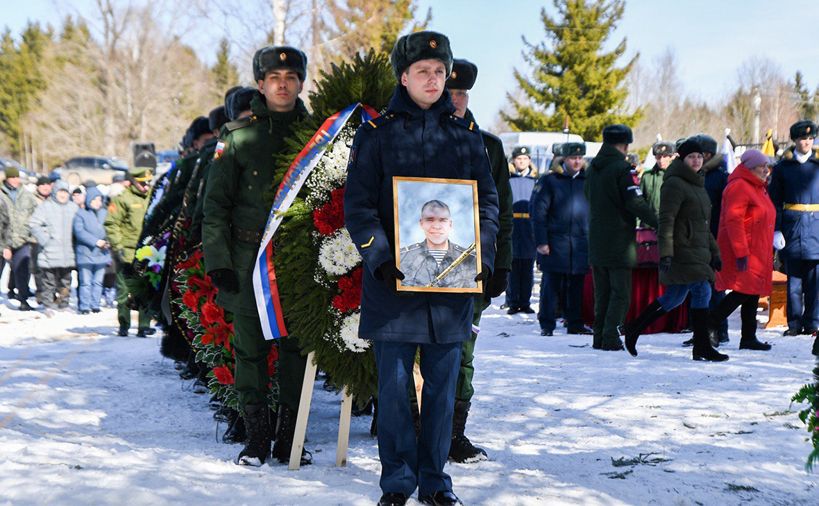 Потери сву. Похороны военнослужащего погибшего на Украине. Похороны солдат погибших в Украине 2022. Прощание с военнослужащими солдатами.