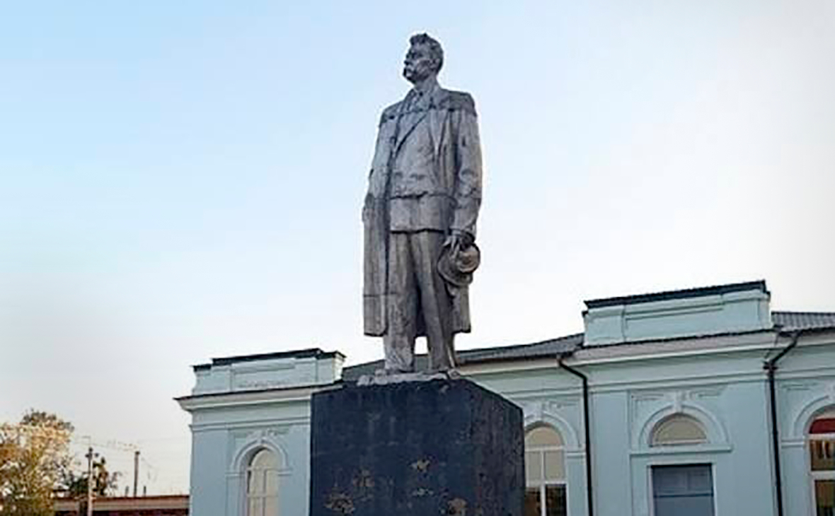 Памятник Максиму Горькому в&nbsp;поселке Кегичевка