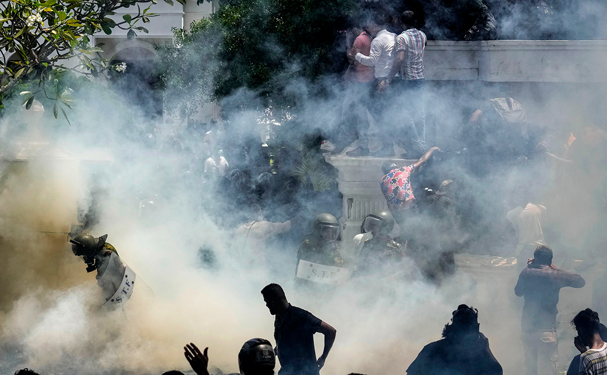 Протестующие штурмуют здание офиса премьер-министра Ранила Викремесингхе