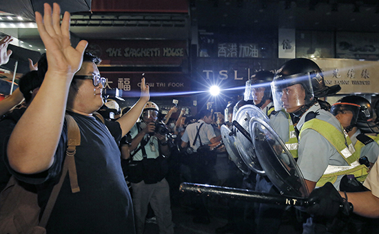Столкновение протестующих с полицией в районе Монгкок, 17 октября 2014г.