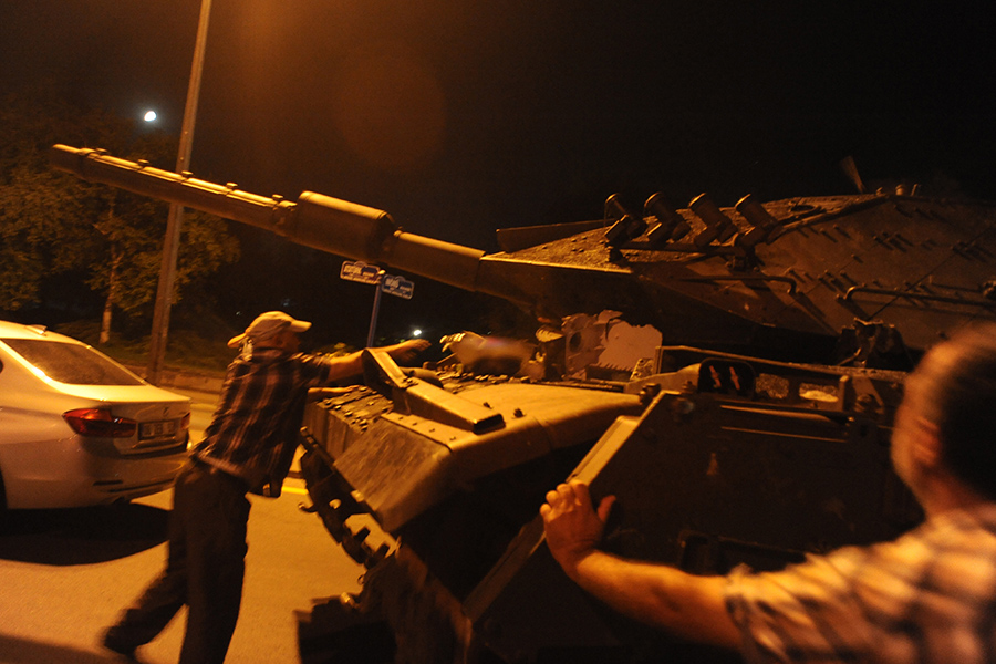 Протестующий&nbsp;пытается остановить танк&nbsp;в Анкаре, 16 июля 2016 года