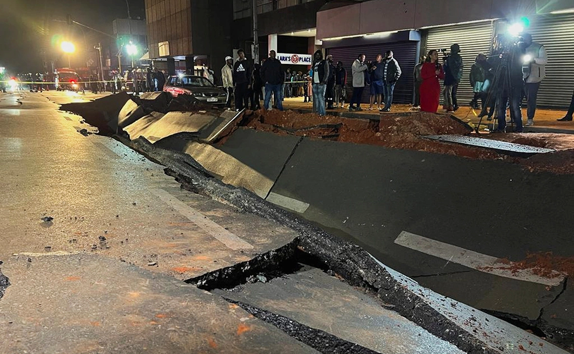 Shafiek Tassiem / Reuters