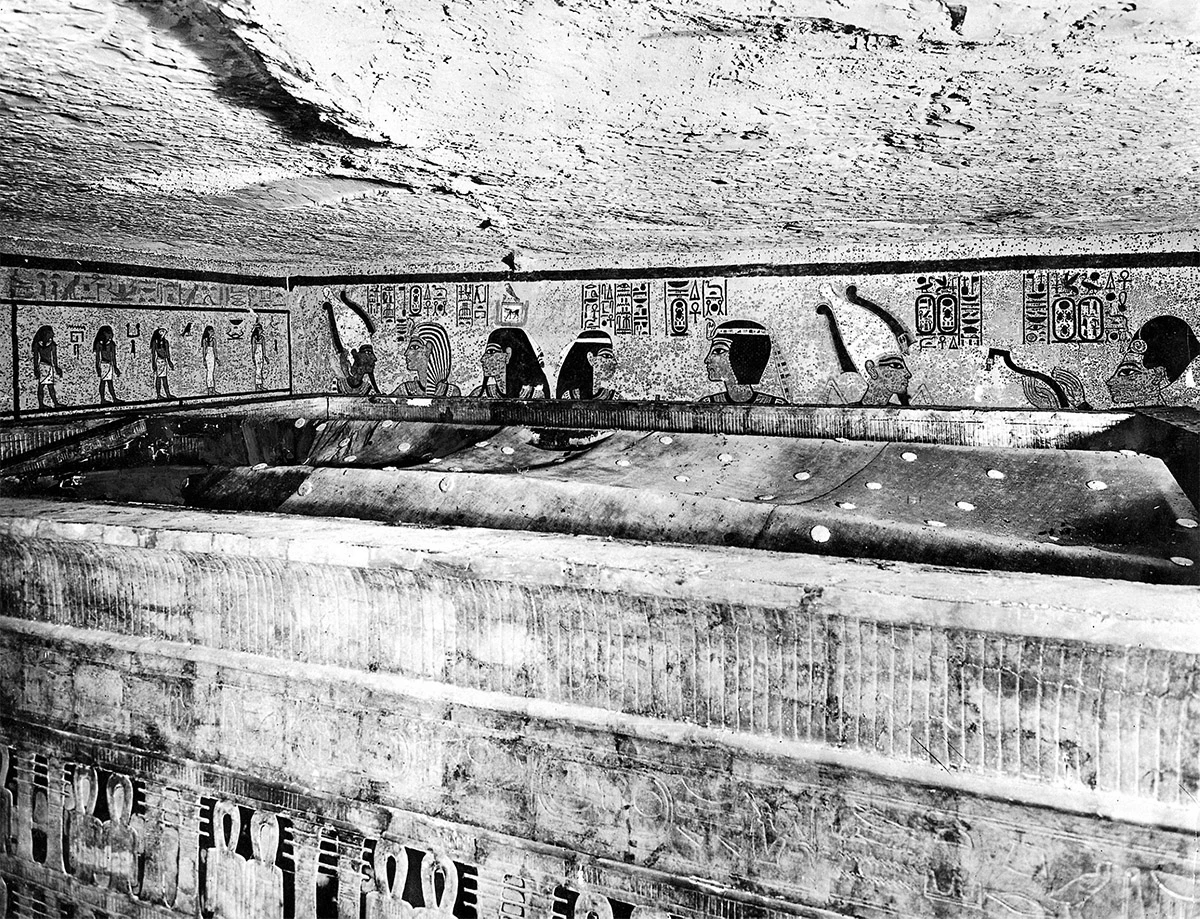 <p>Саркофаг Тутанхамона после вскрытия британским археологом Говардом Картером в 1922 году. Каменная крышка снята, открывается плащаница, украшенная золотыми розами</p>