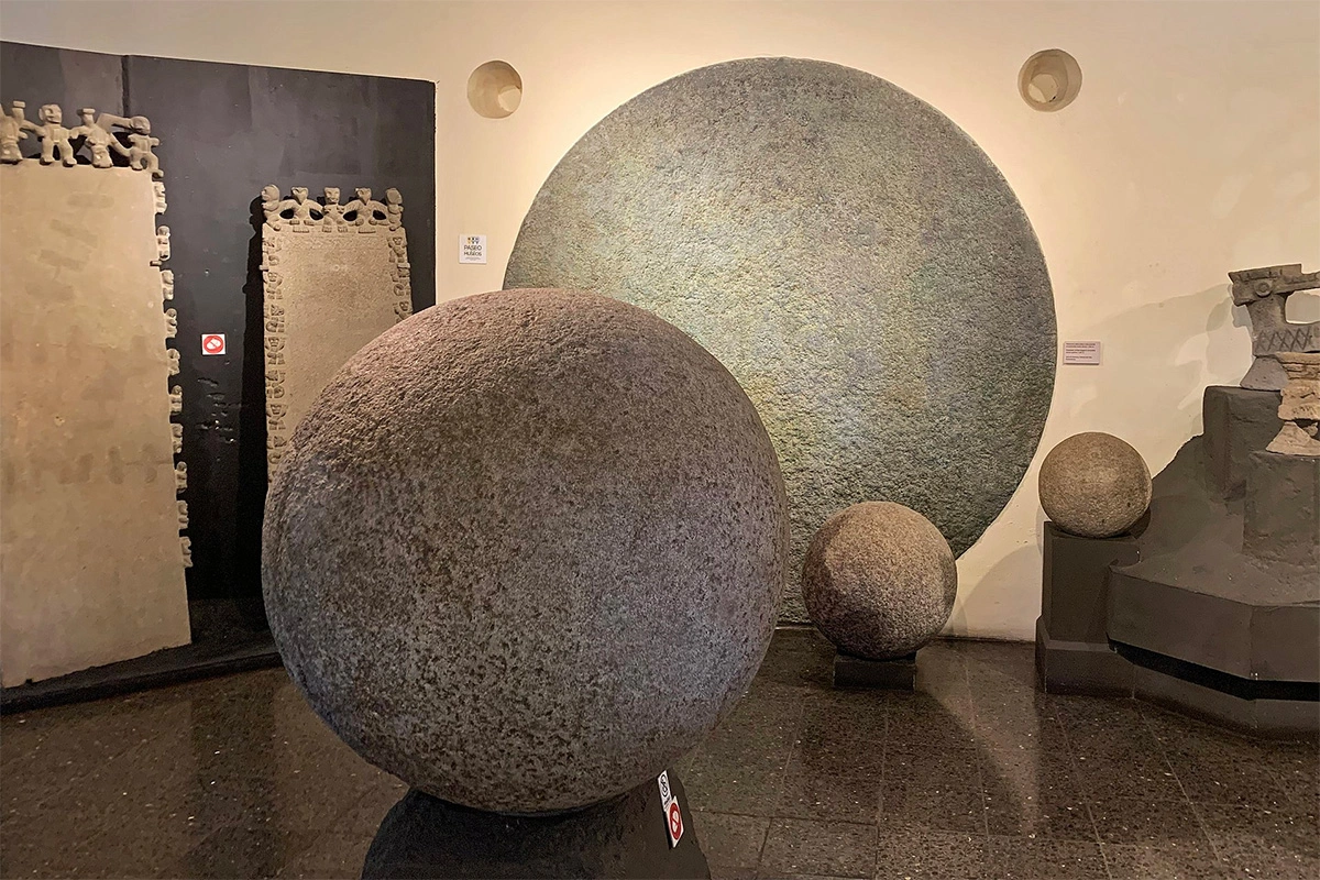 <p>Несколько каменных сфер, найденных у реки&nbsp;Диквис,&nbsp;выставлены в Национальном музее Коста-Рики. Для сравнения на изображении на стене показан диаметр самой большой зарегистрированной каменной сферы&nbsp;&mdash; 2,66 м</p>