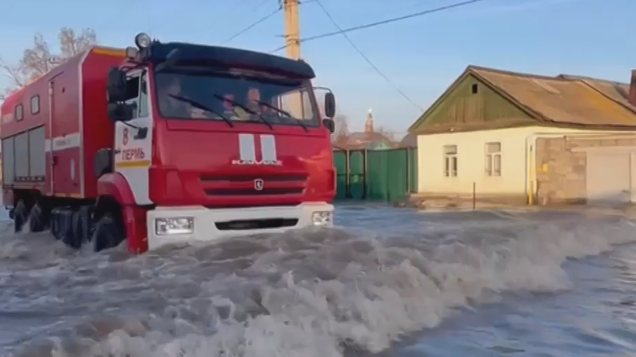 Как спасали людей после потопа в Орске. Видео