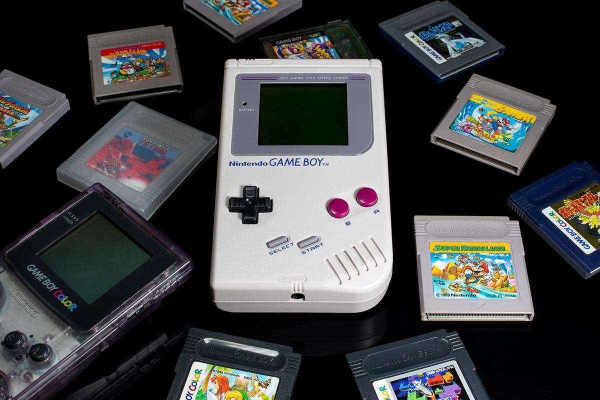 <p>Оригинальный&nbsp;Game Boy и Game Boy Color вместе с картриджами&nbsp;</p>