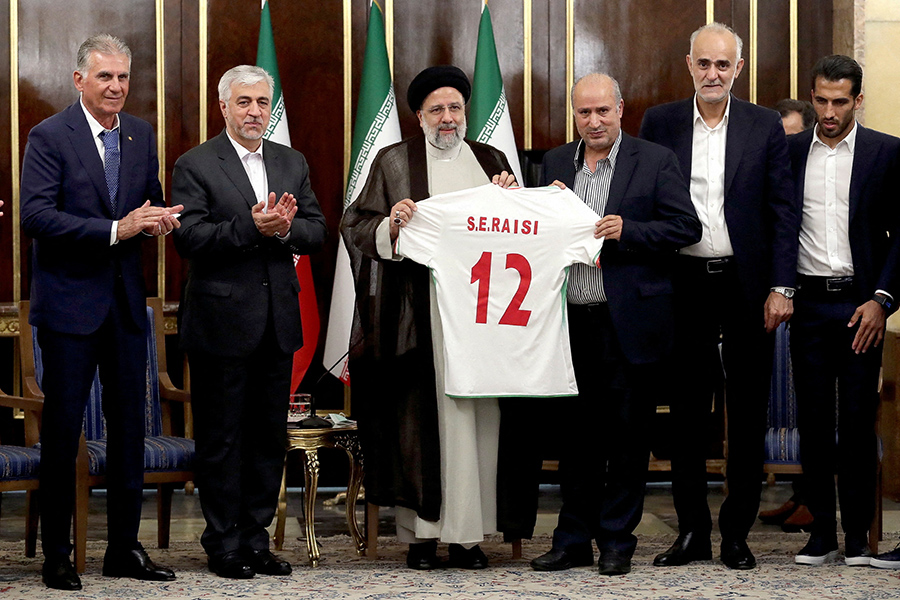 Раиси на встрече с футболистами сборной Ирана 14 ноября 2022 года.
&nbsp;