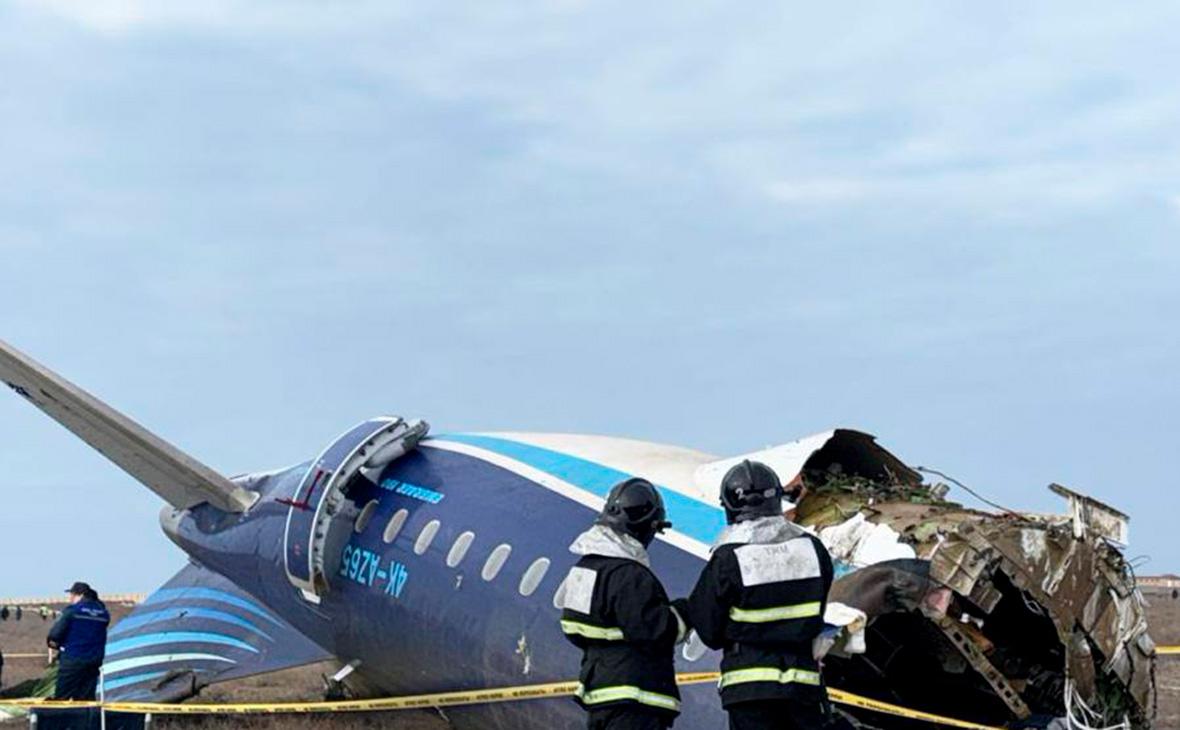 Спасатели на месте крушения под Актау пассажирского самолета Embraer ERJ-190AR Azerbaijan Airlines, выполнявшего рейс Баку - Грозный, 25 декабря 2024 год