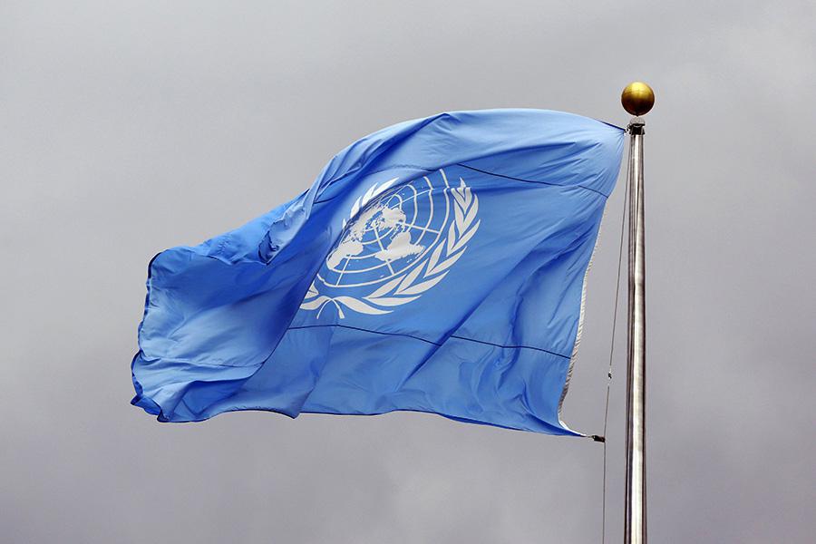 Флаг ООН на территории Секретариата Организации Объединенных Наций в штаб-квартире ООН в Нью-Йорке, США
