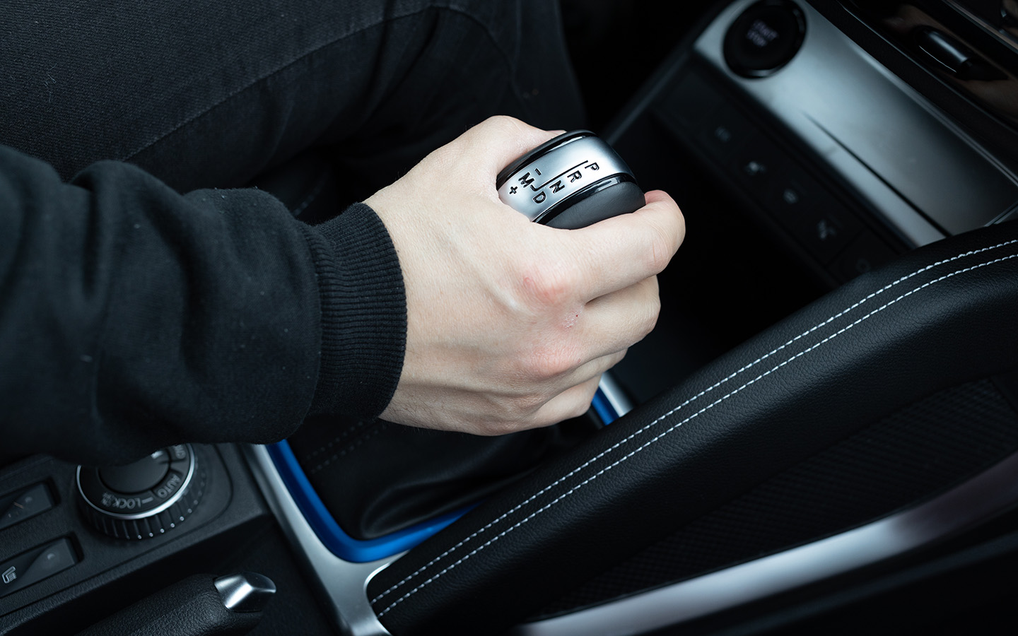 С первого взгляда машина с автоматической трансмиссией кажется предельно простой: две педали, селектор, и никаких манипуляций рукой и сцеплением