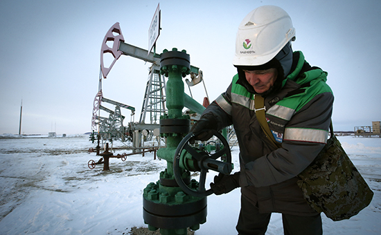 Рабочий на нефтяном месторождении, принадлежащем компании «Башнефть»