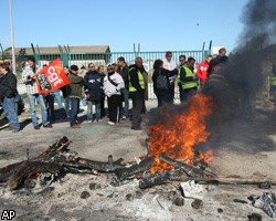 Демонстранты строят баррикады в крупнейших аэропортах Франции