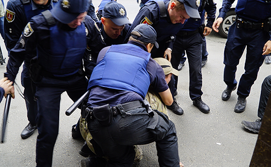 Во время столкновения представителей украинских националистических организаций и&nbsp;сотрудников полиции у здания генерального консульства России в&nbsp;Одессе. 18 сентября 2016 года
