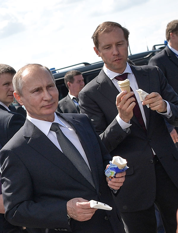 Владимир Путин и Денис Мантуров (слева направо)