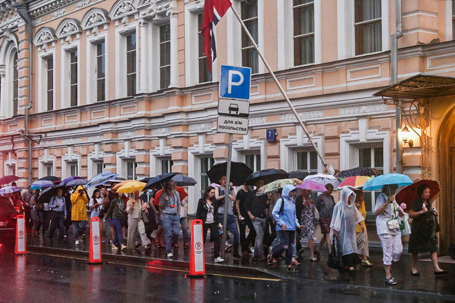 Перед началом марша в Москве пошел проливной дождь