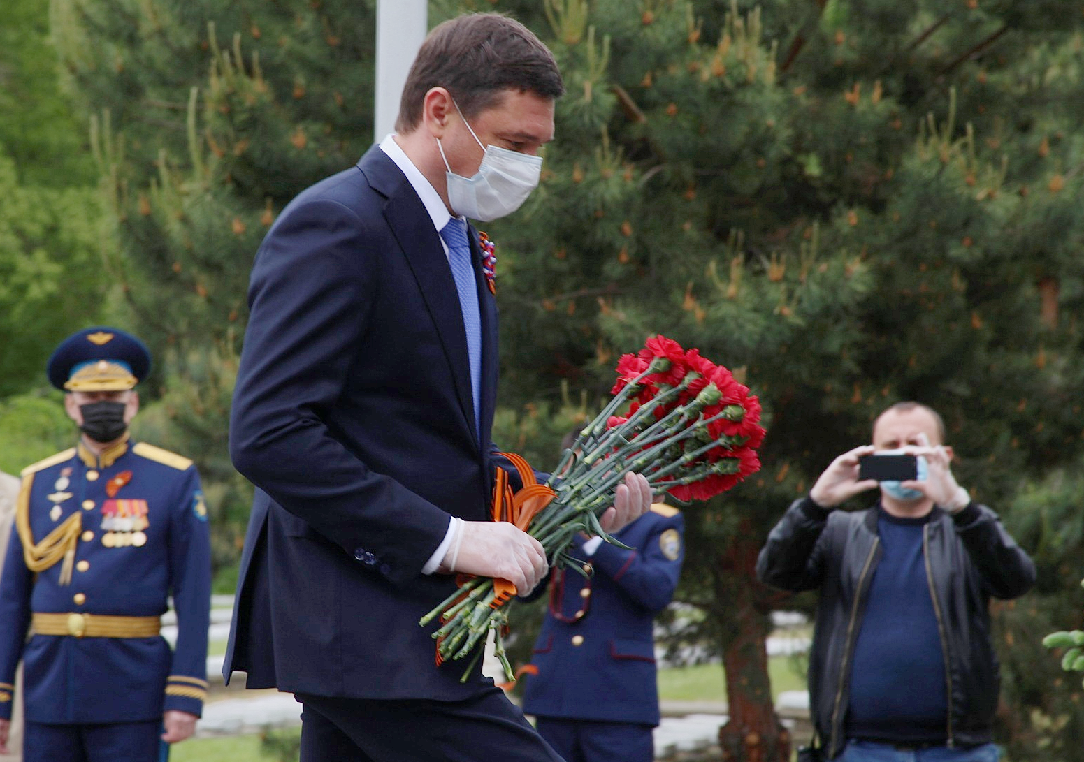 Возложение цветов к монументу воинам, погибшим при освобождении Краснодара от немецко-фашистских захватчиков
