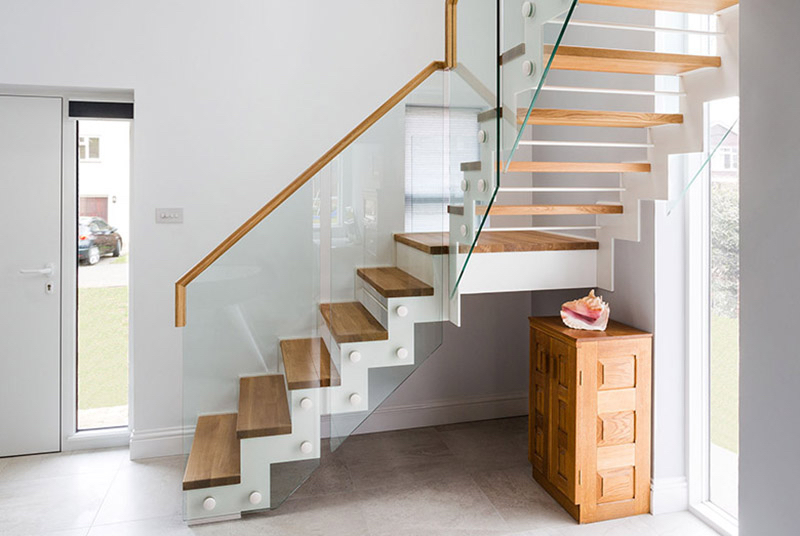 Лестница-зигзаг со стеклянной балюстрадой