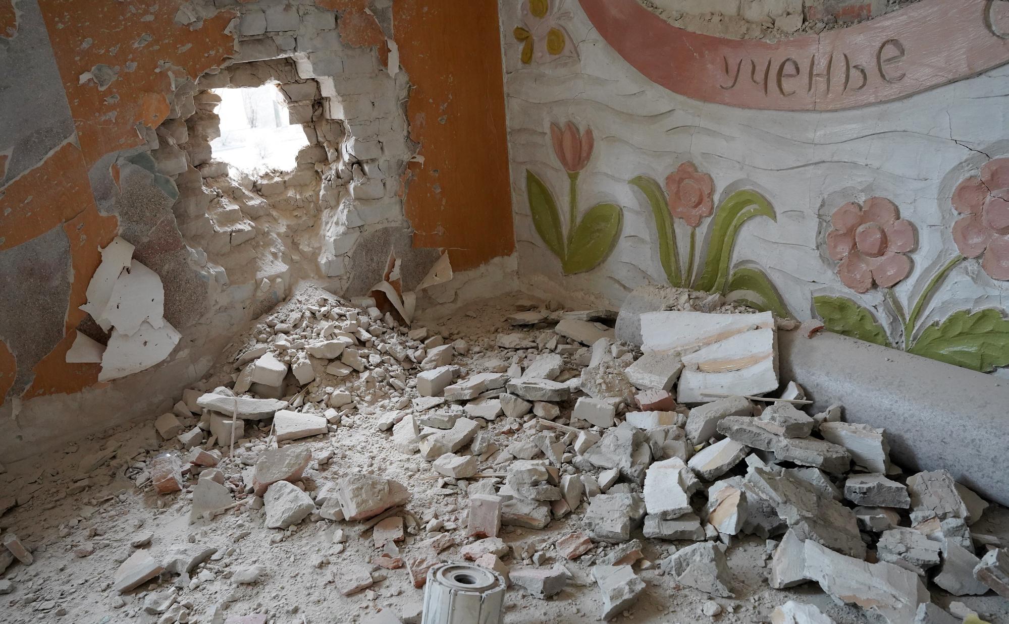 Последствия обстрела школы в Донецке 7 марта